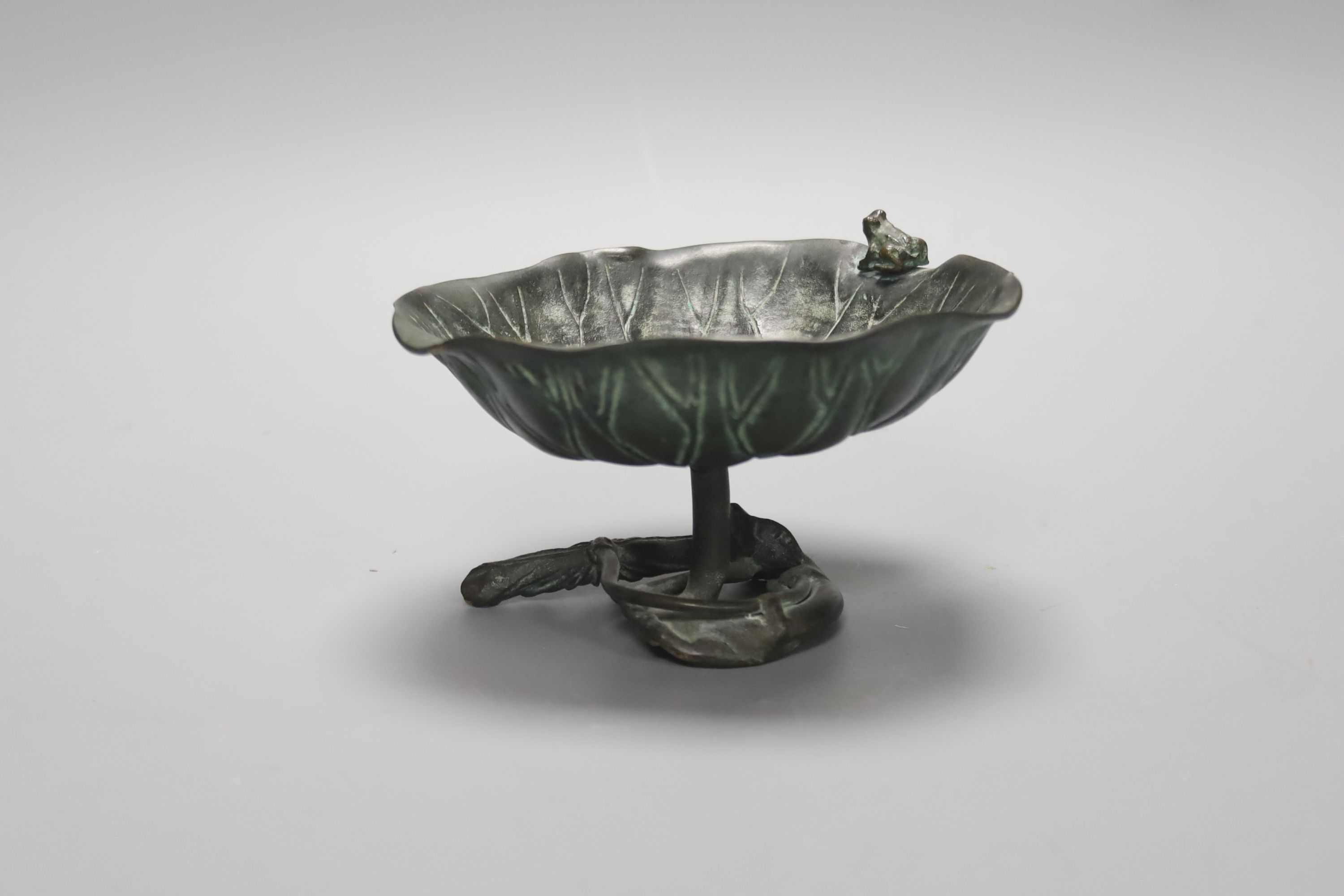 A cast bronze frog on lily pad pedestal bowl, diameter 13cm